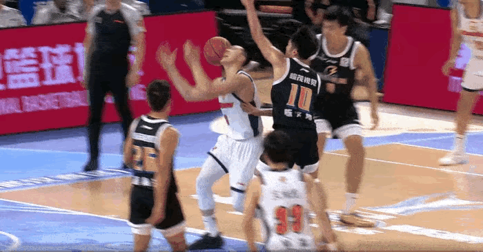 广东男篮超级巨星胡明轩真是太拼了！在今晚CBA俱乐部杯小组赛，广东对阵合肥的首节