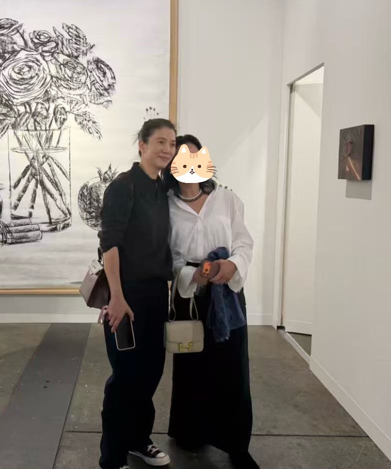 袁咏仪素颜逛展53岁袁咏仪素颜状态靓靓不愧是靓靓，真美女从不畏惧素颜，而且从出