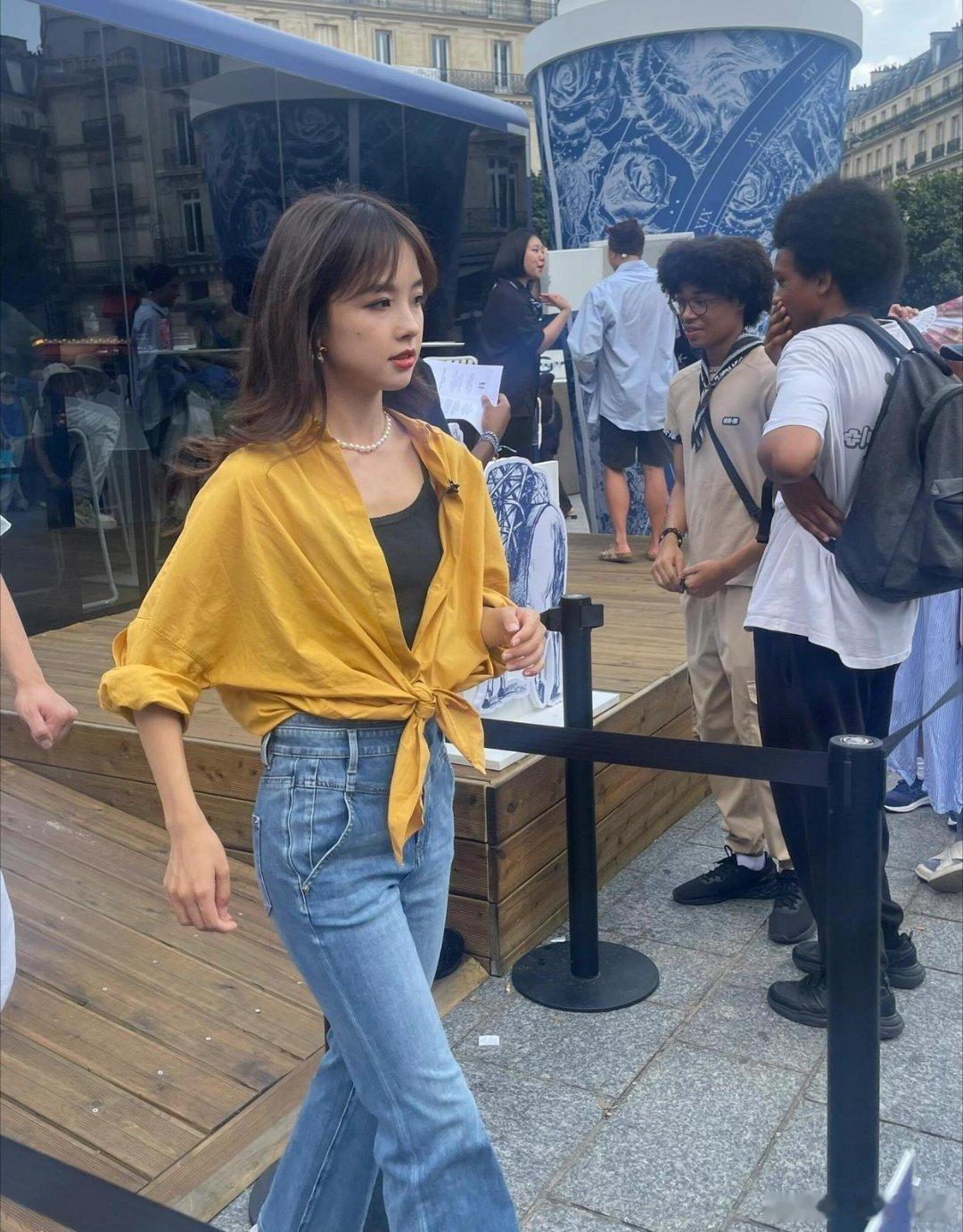 王冰冰巴黎街拍太惊艳了，时尚又美丽，简直让人移不开眼！