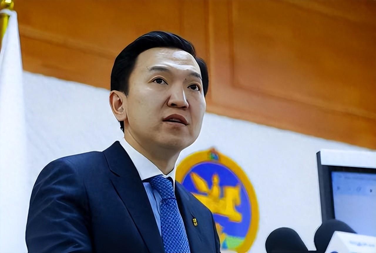 上台约五个月的蒙古国总理乌其尔勒，正面临一场来势汹汹的弹劾危机。他前脚刚喊出“带