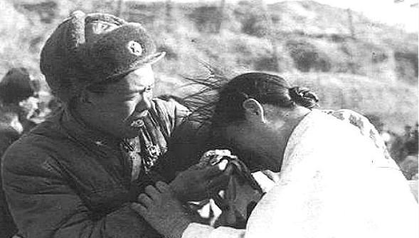 1953年秋季，一名志愿军战斗英雄即将被枪毙时，一位朝鲜姑娘冲进来死死抱住他，彭