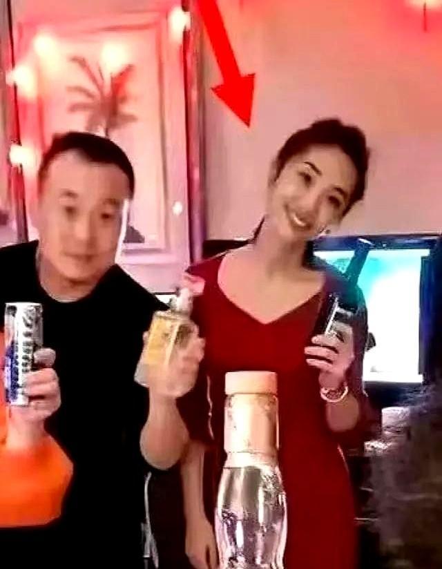 那天胡歌带着老婆黄曦宁参加了个私人聚会。我观察到一件事，白天的她戴着棒球帽，素