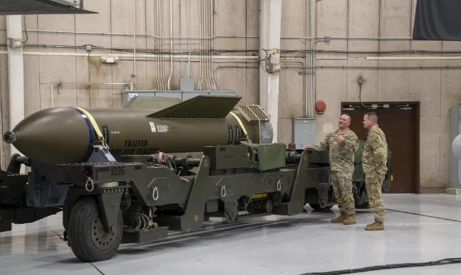 这枚重达13.6吨的美军王牌炸弹，完好无损地落在了伊朗人手里。 拆开之后，伊