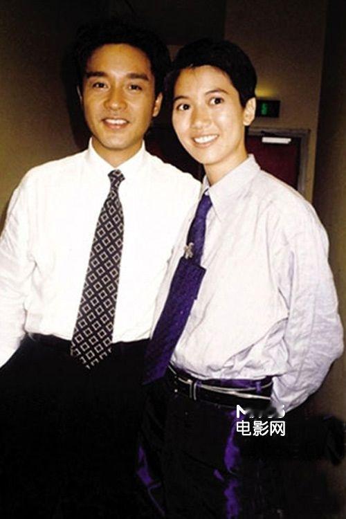 袁咏仪男装也帅，她帅妈生靓仔，她儿子从小就是帅哥。