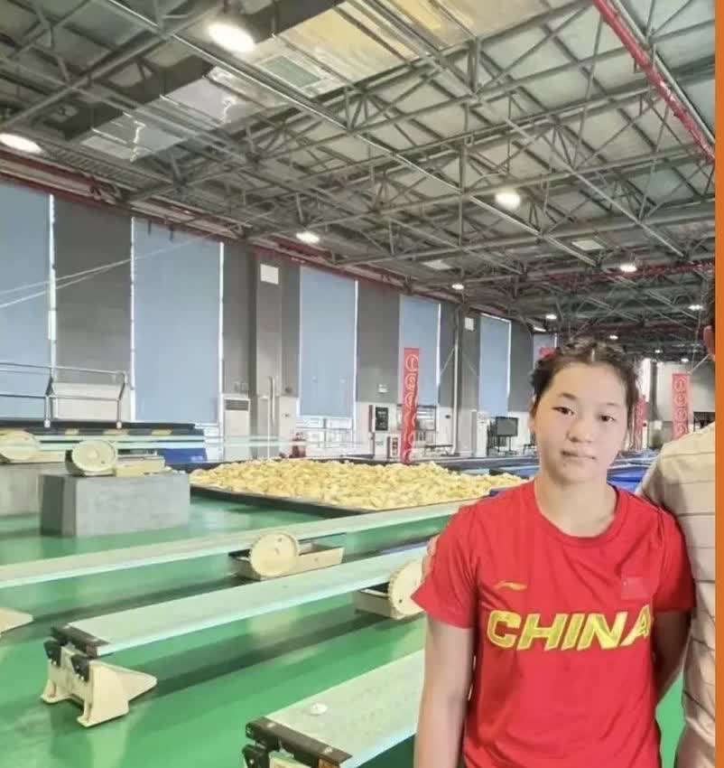 婵宝瘦下来了，扎起小辫子了，真好看[红脸笑][红脸笑]婵宝今年遇到小人，脸上的笑