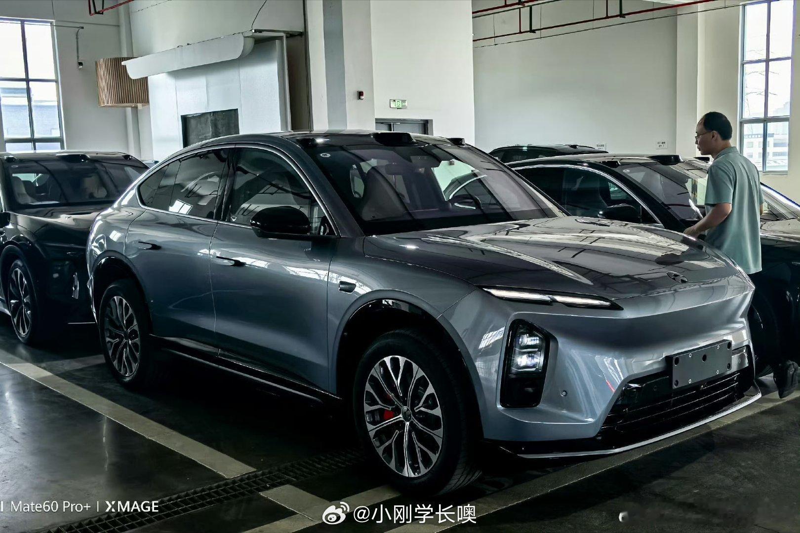 新款EC6曝光已经出现在交付中心随便拍了，说明大家对于新款外观接受度非常高[嘻嘻