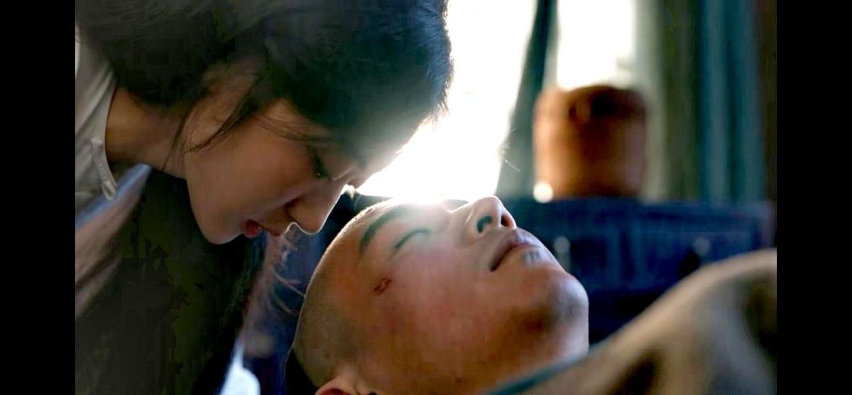 古平原热毒犯得猛，昏迷得连药都灌不进去，眼看要没命。常玉儿本来就对他有意思，急得