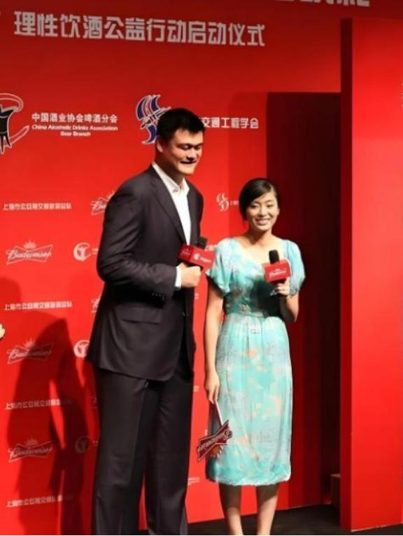 2007年，有人问叶莉：“嫁给身高2米26，体重400多斤的姚明是什么样的体验？