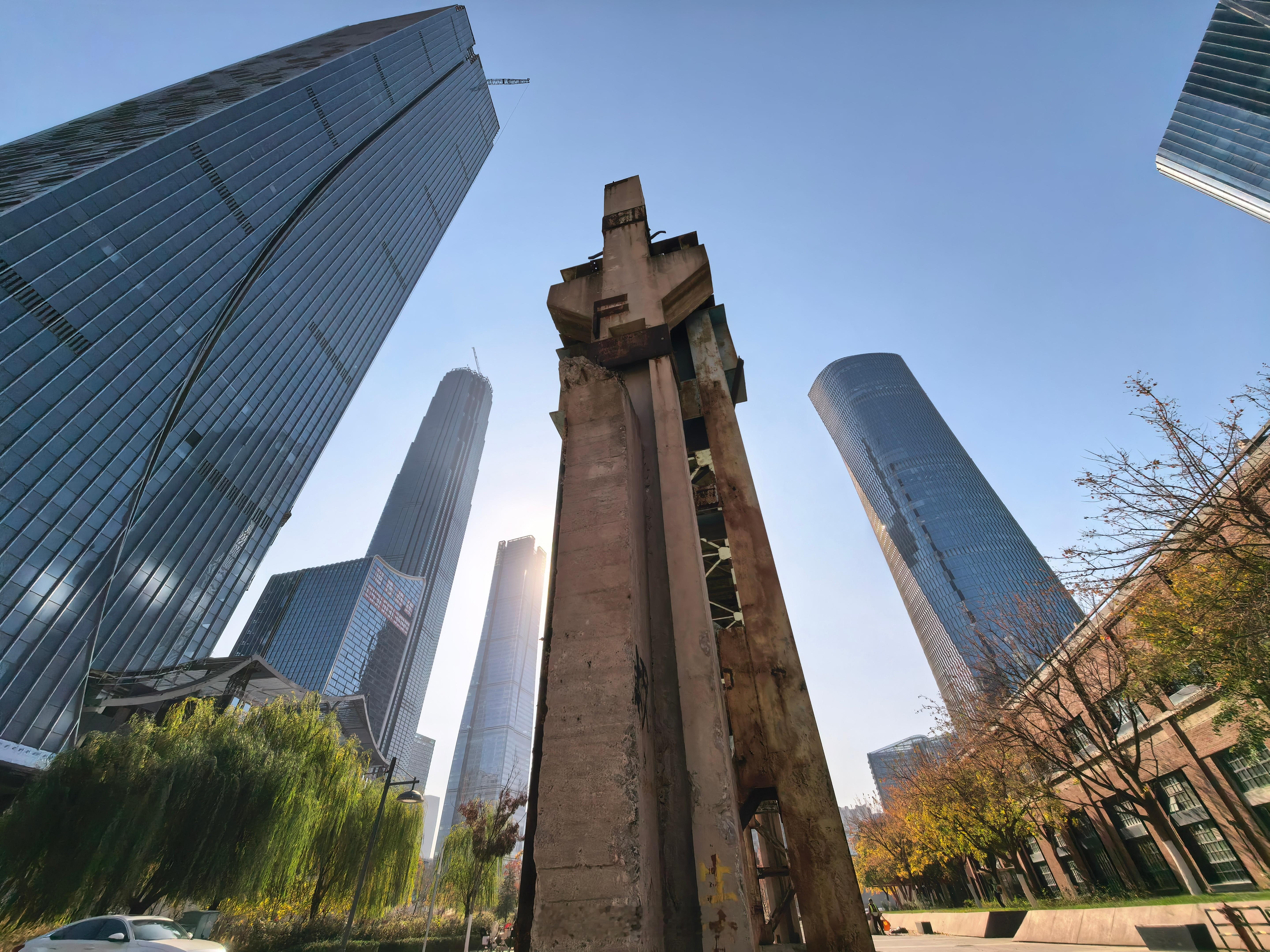 济南中央商务区，这里不愧是山东的金融心脏，规划超前，楼群拔地而起，金融企业扎堆入