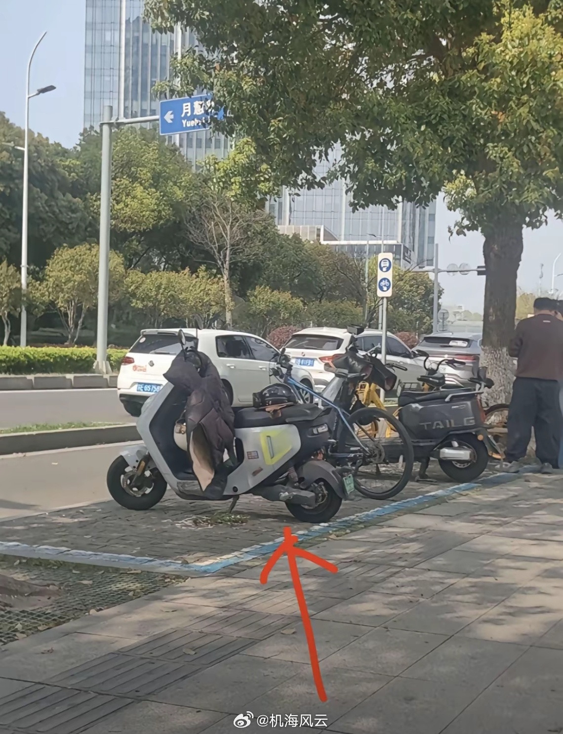 张雪峰生前骑的电动车，被网友拍到仍停在公司楼下，唉π_π