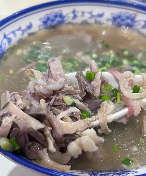 去塞罕坝在回家的路上路过一个小县城，这个小县城有一个网红饭馆，羊杂汤。网上炒的