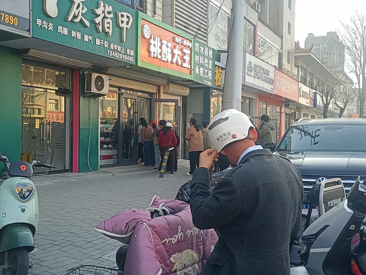 春日生活打卡季桃酥大王前排长队，究竟有多美味？向来门可罗雀的桃酥大王，今日店