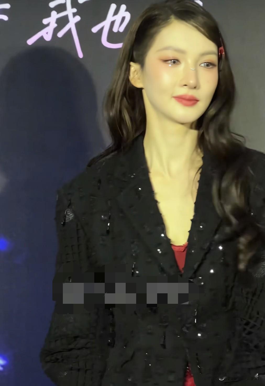 不愧是百变金晨，这次又是整了啥看着好漂亮的感觉感觉她的眼睛和以前不太一样了