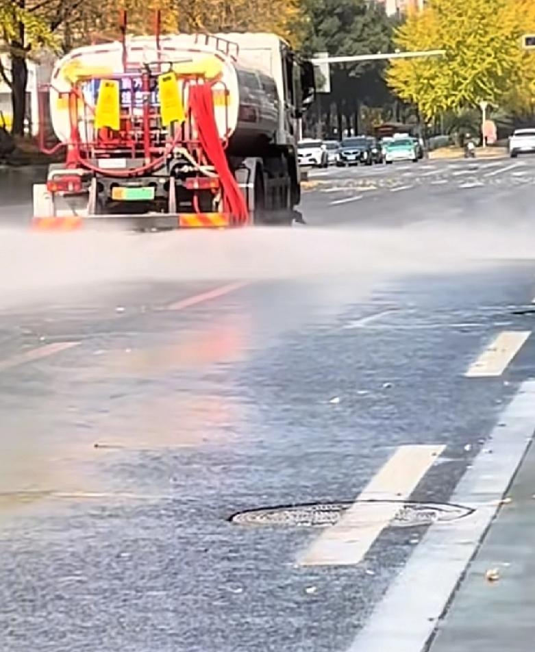 湖南株洲的洒水车是不是该停一停了最近株洲的很多骑行朋友都遇到了同样的问题，发现