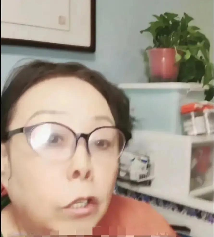 这娘俩也闹掰了[捂脸哭][捂脸哭][捂脸哭]看马贵荣直播气的够呛，直接骂张伯鑫，少给