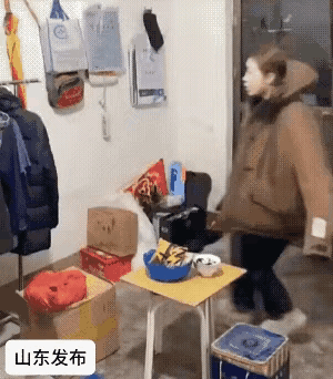 长辈认真玩起游戏来，根本没年轻人什么事！姑姑和侄儿侄女捉迷藏，进屋才2秒就被追