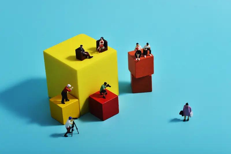 【英语根本不是学出来的是用出来的】应该减少中小学对英语的要求，让孩子们初知英语