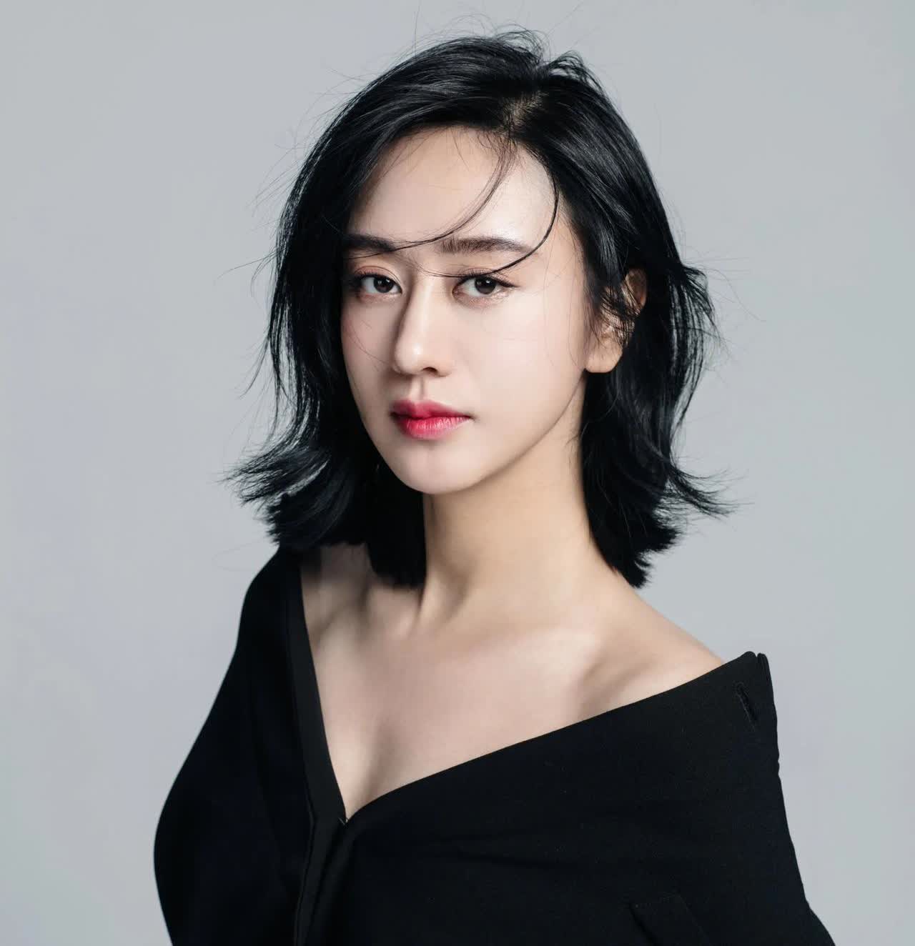 （为艺术献身的女星）冯雪鑫出生日期：12月20日身高：167cm