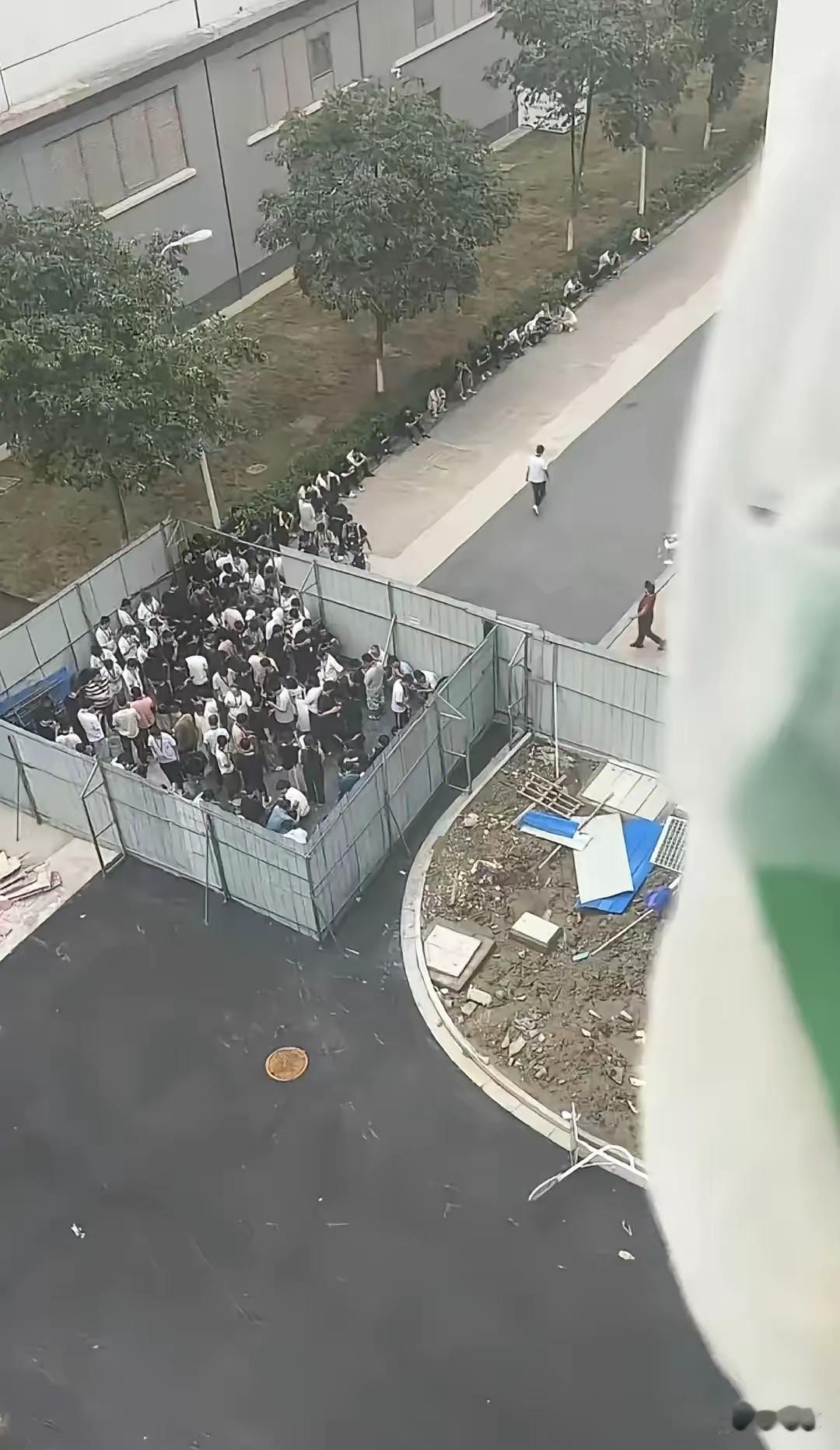 这就是工厂的吸烟区吗？也太侮辱人了吧[捂脸哭]