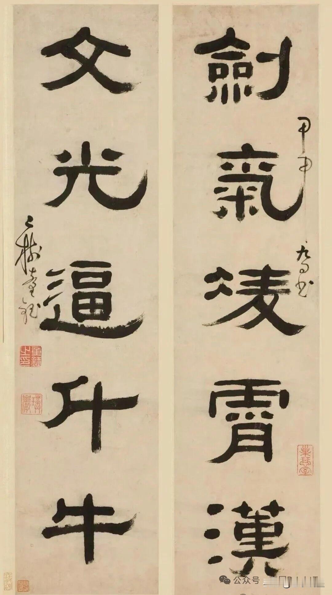 清童钰隶书“剑气文光”联童钰此作，隶书沉雄古拙，字字如铸。“剑气凌霄汉，文