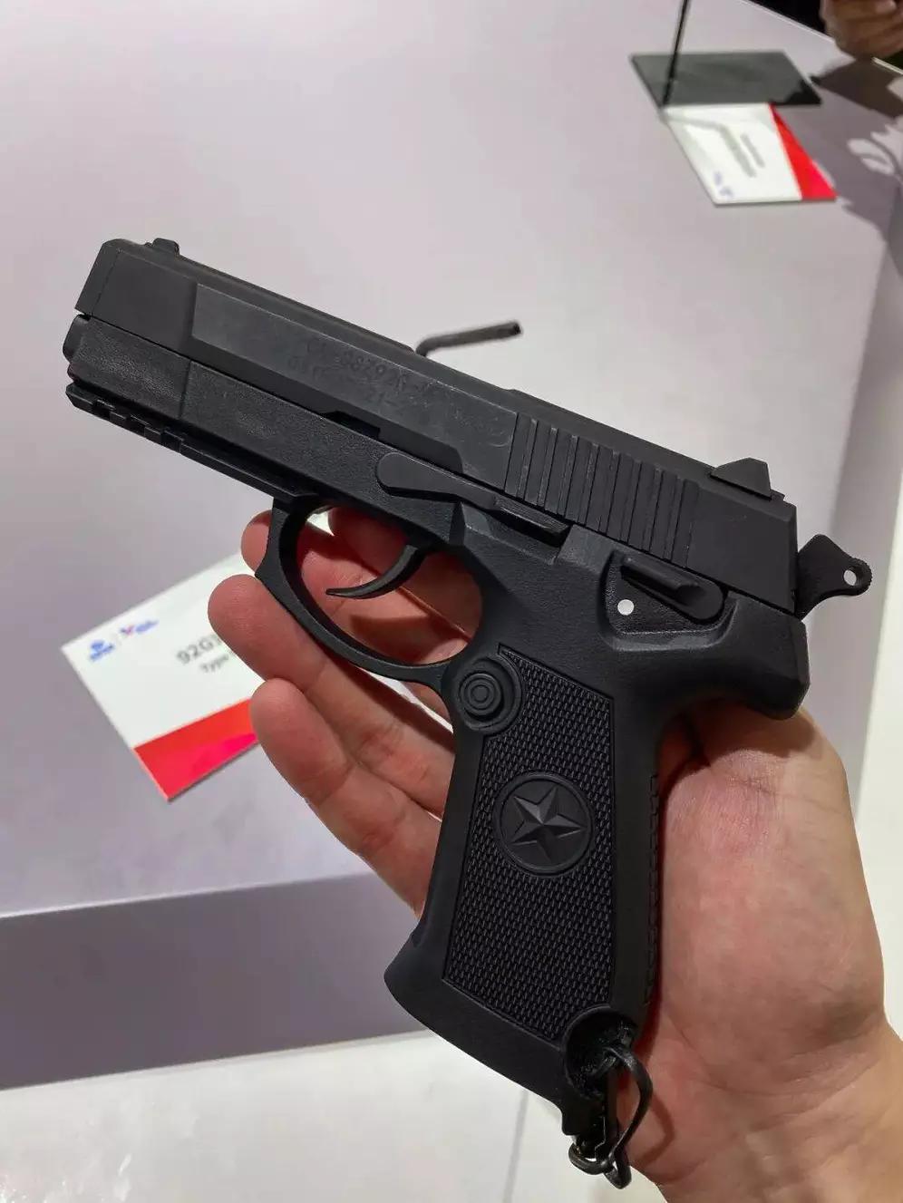 香港警队的98A型手枪，也就是国产QSZ-92G（外贸型号CF-98A）