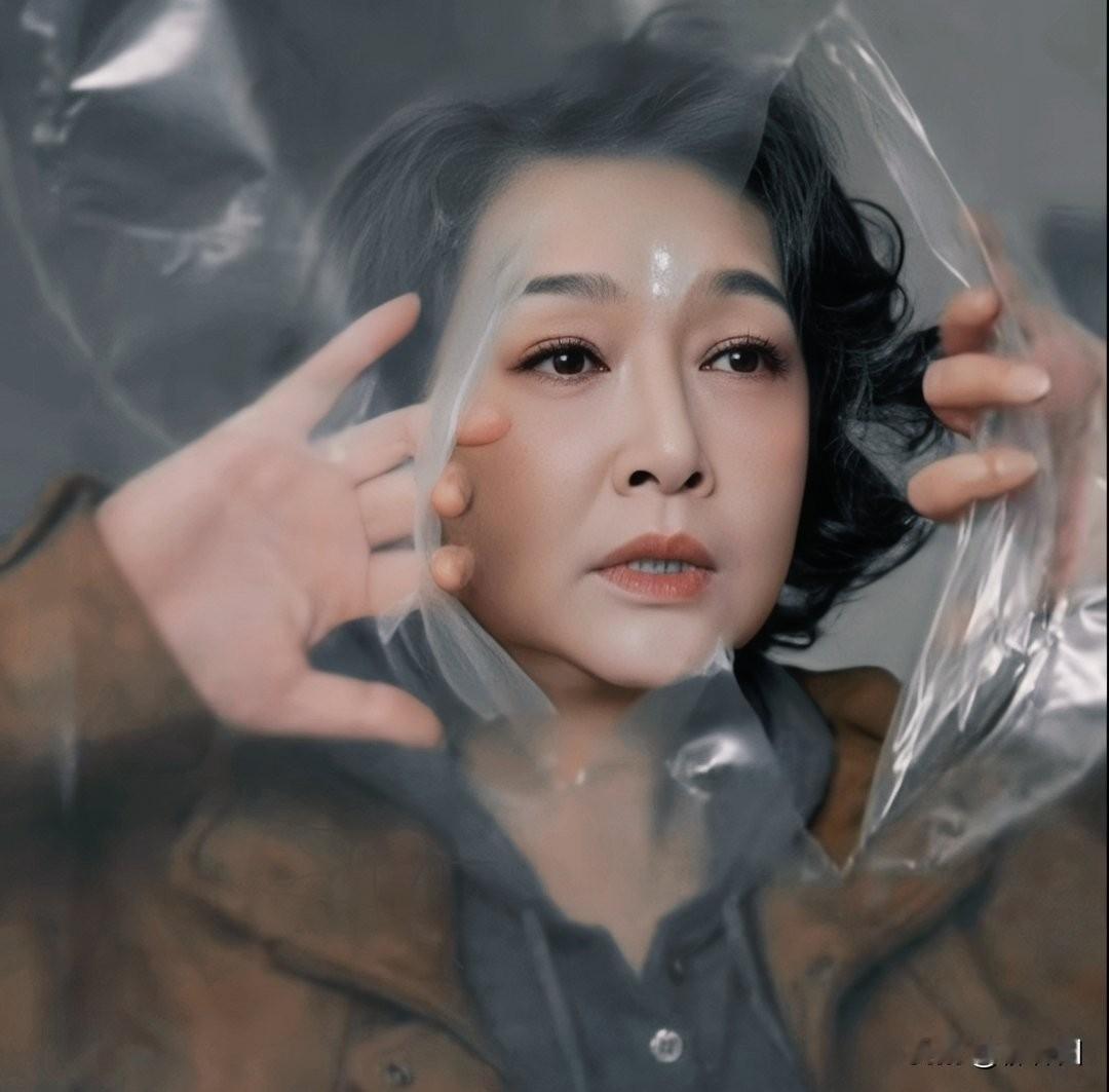 57江珊这是“闹”哪样，和塑料布较起劲来了。第一张，扒开塑料布把脸贴着洞口，