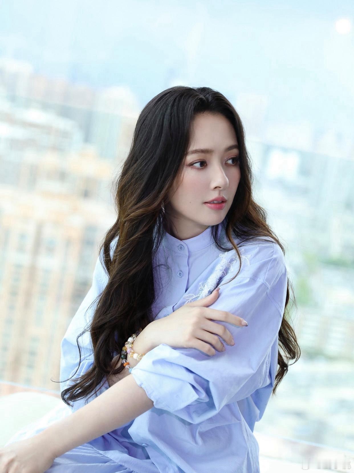 1.那位刻意打造高艺术家人设的艺人，本质是为了迎合电影圈部分圈层。如今为博取热