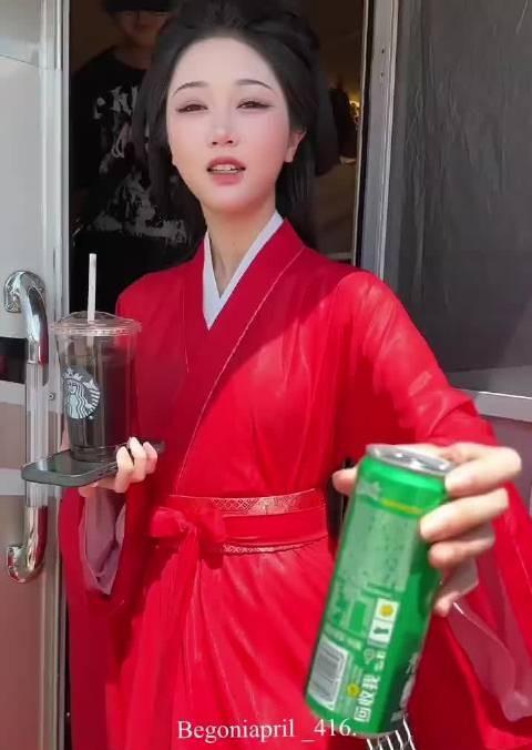 折腰长短版女主红衣造型，你更喜欢谁的诠释？