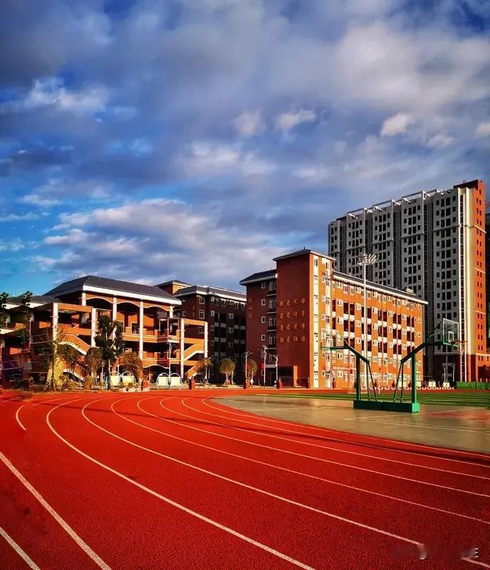 最近成都搞“小学到高中十二年贯通式学校”试点上了热搜，不少家长慌了，以为中考要取