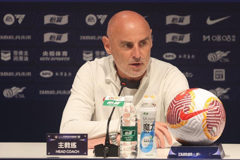 战绩糟糕，伤病满员，光头穆斯卡特揽责！最近上海海港的麻烦不少，不仅仅是“脑震