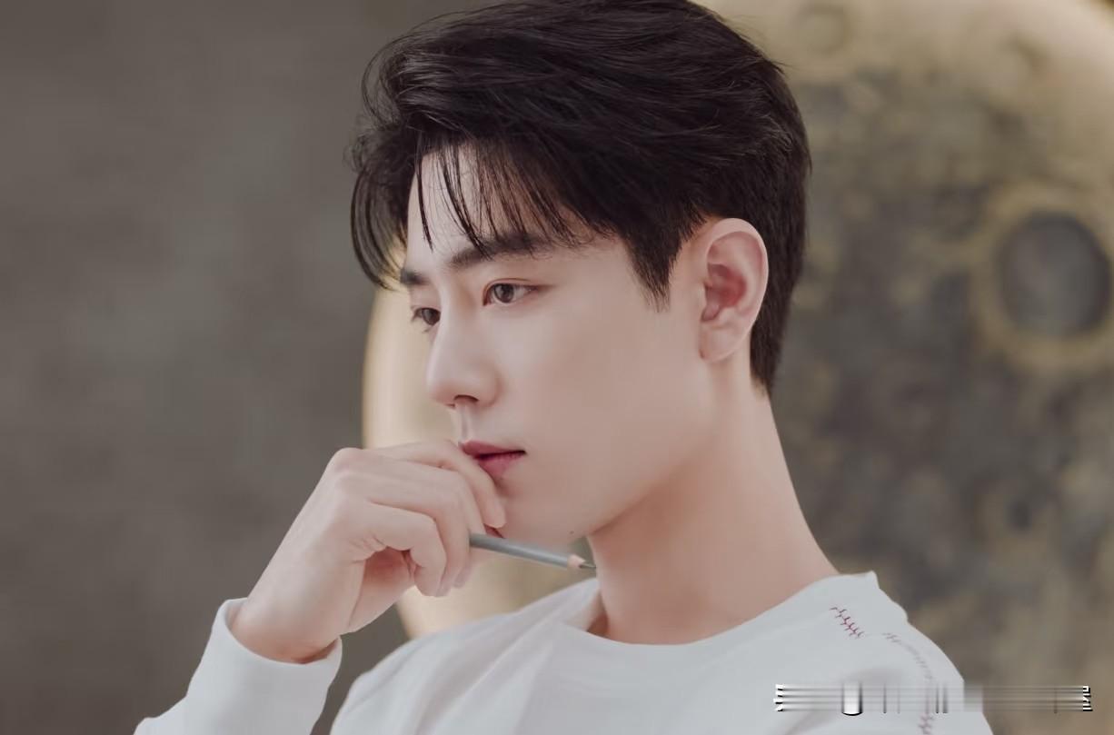 对不起，肖战。就算你的粉丝骂我。我也得说一句，肖战你马不停蹄地拍戏，也得注