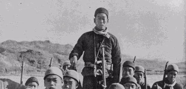 1939年，五名游击队员吃饭时，突然听到门外有响声，谁知刚开门一个鬼子扑面而来，