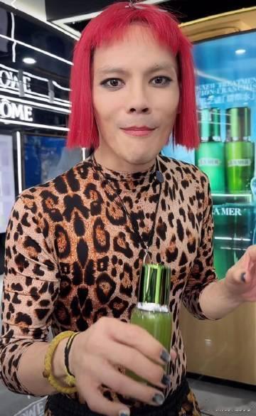 向太儿子向佑近照曝光家人们，最近向太儿子向佑的近照曝光啦，这事儿一下子就在网上炸
