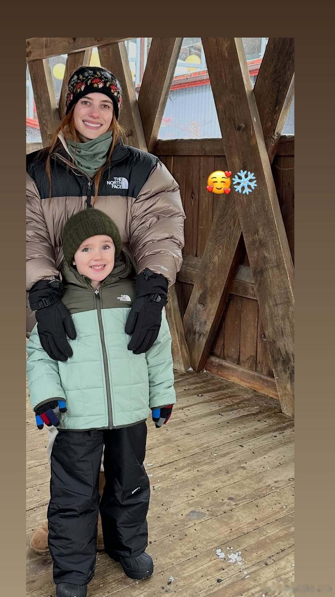 EmmaRoberts艾玛罗伯茨和儿子Rhodes一起滑雪度假的新合影，还是可