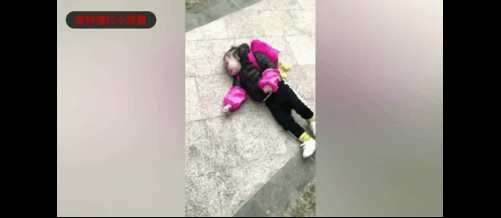 熊孩子不想上学 搞出这一出戏, 一副生无可恋的样子 网友: 有故事的小女孩