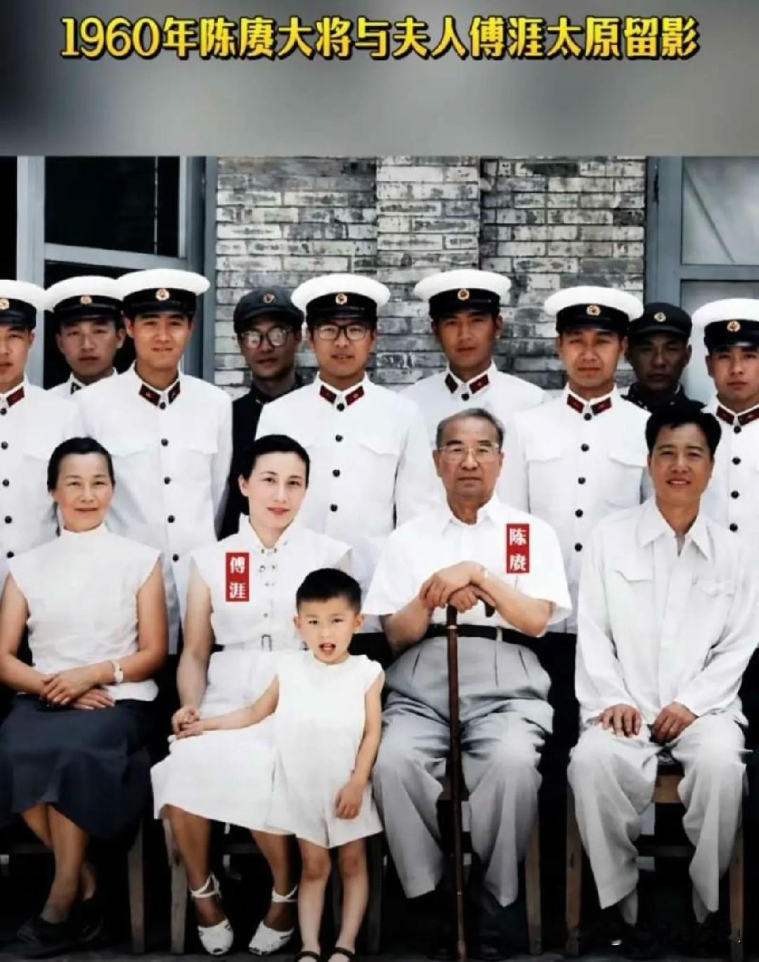 这张1960年的太原合影，定格了陈赓大将与夫人傅涯的珍贵瞬间。画面里，陈赓拄着