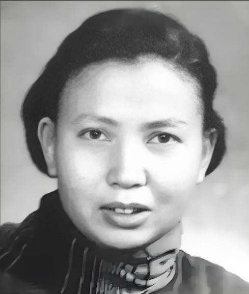 1941年，21岁的女战士莫林被活埋前，敌人竟突然问：“你认识莫林吗？”莫林一听