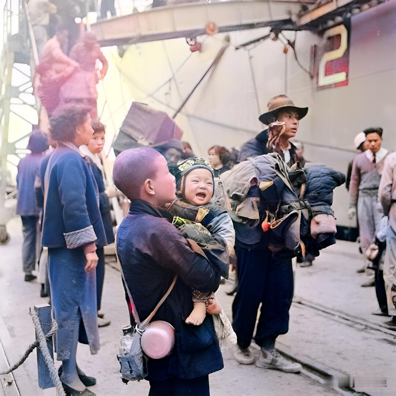 1954年，国军强迫大陈岛的百姓离开家乡乘船去台。从此，他们一去不复返。大人一脸