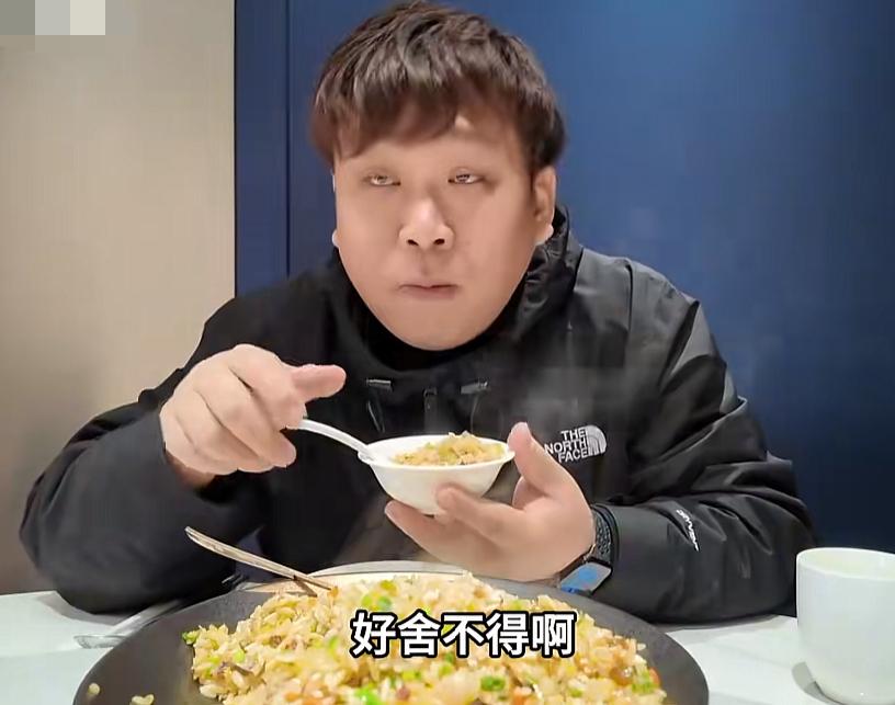 日本博主为了圆梦，特别飞到中国吃588的扬州炒饭，点完餐后，师傅用准备好的十几种
