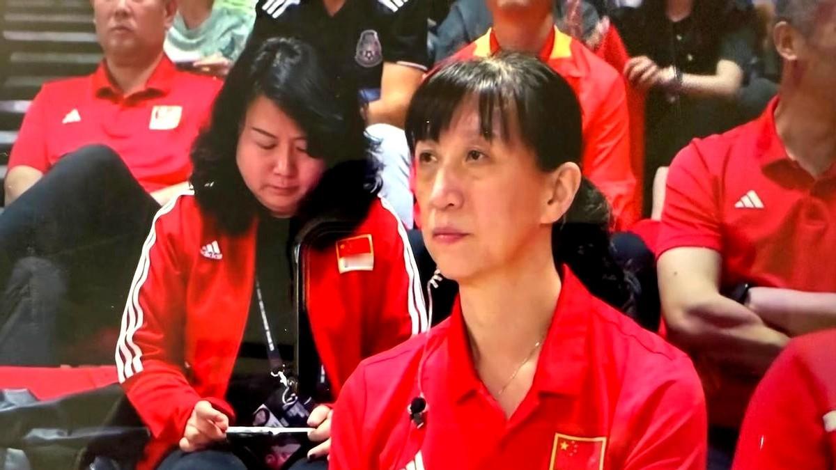 袁志2022年世联赛一站全胜，球迷喊他顶替蔡斌，排管中心却把U19交给他，这是给