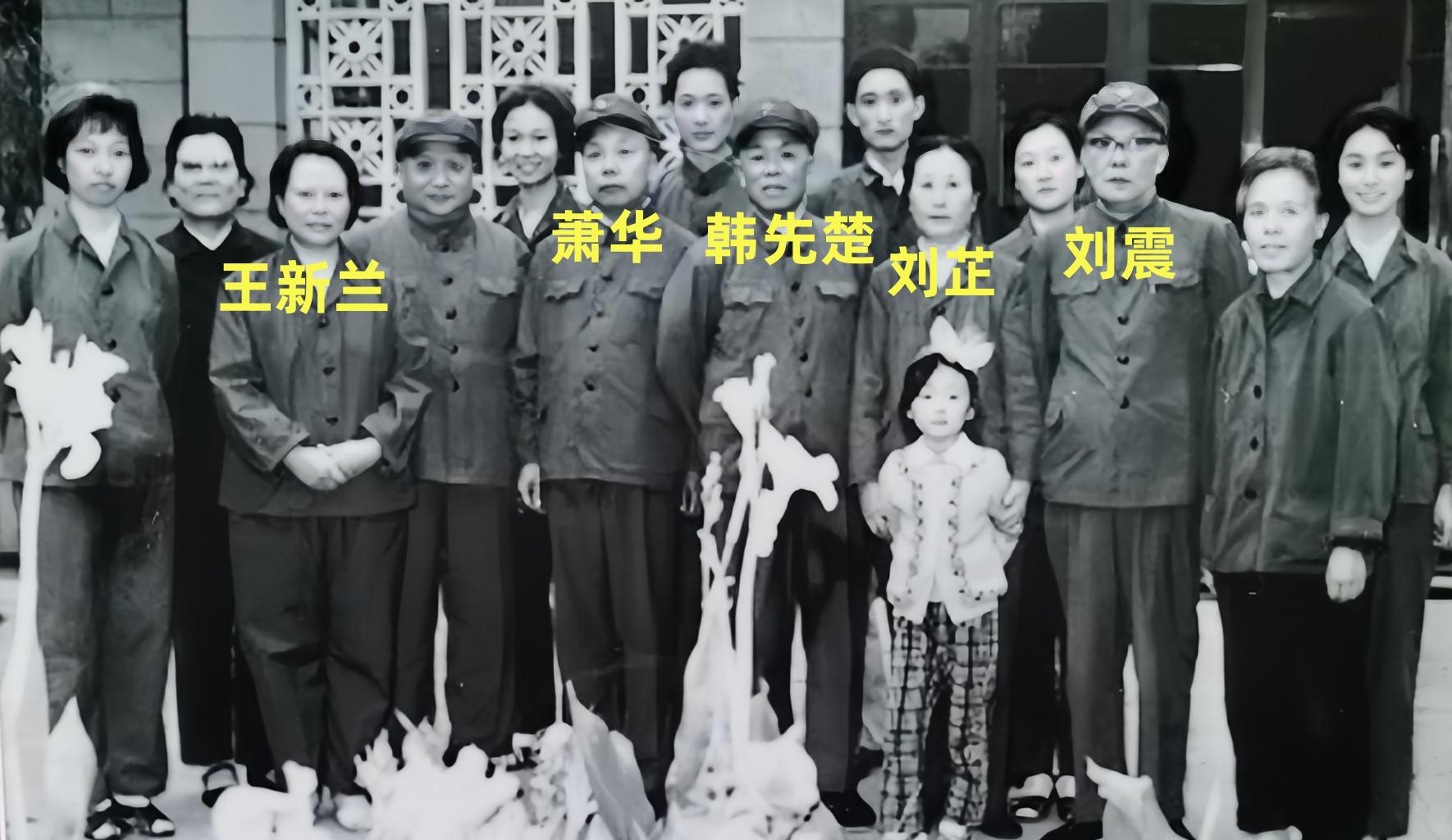 1978年，兰州军区司令来到新疆，新疆军区司令亲自迎接。那一年，春风拂过