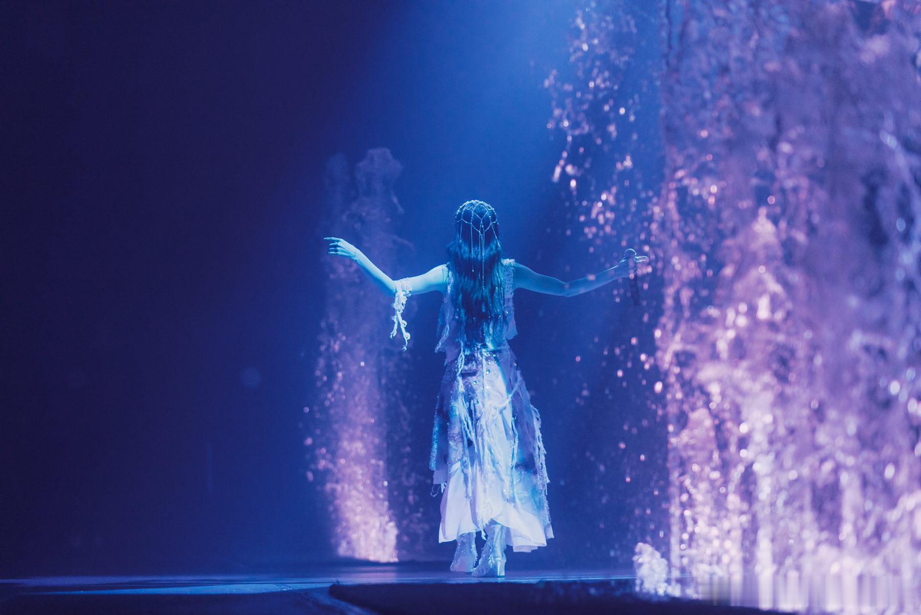 一组milet在武道馆演唱会上的照片