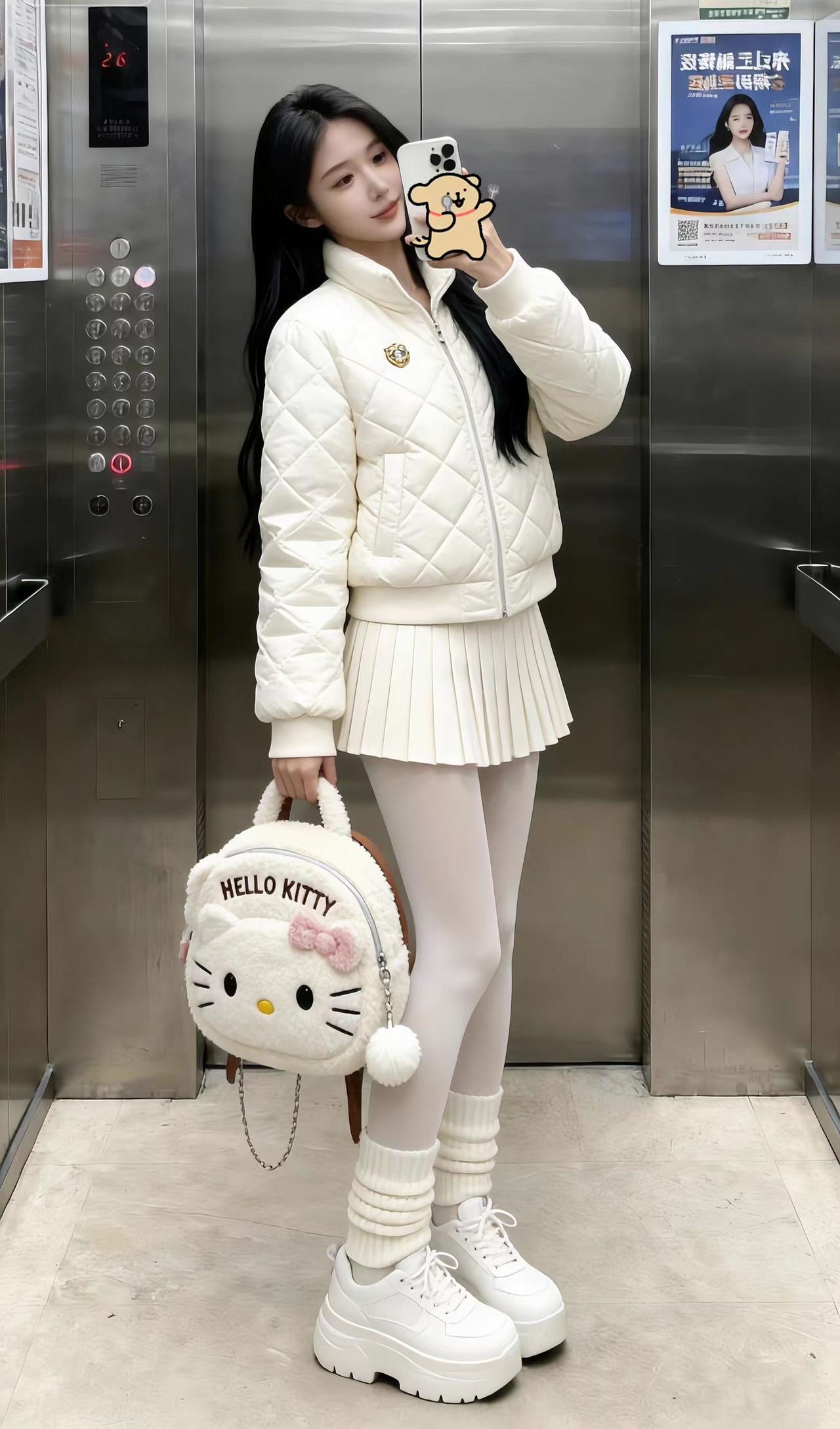 HelloKitty毛绒包直接戳中少女心，白丝+堆堆袜厚底鞋把甜妹感焊在身上，