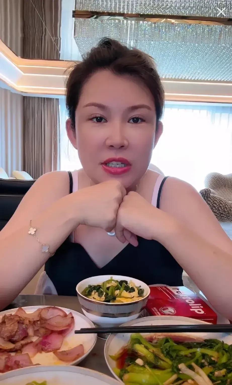 驴姐直播称自己贼后悔因为去杭州发展把广州的房子卖了，因为辛巴已经把公司搬回广州了
