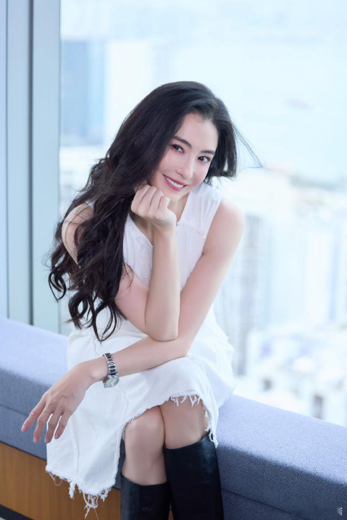 张柏芝直言哪个年纪都要爱自己结合自身感悟解读摩登含义，抛开年龄带来的顾虑，始终坚