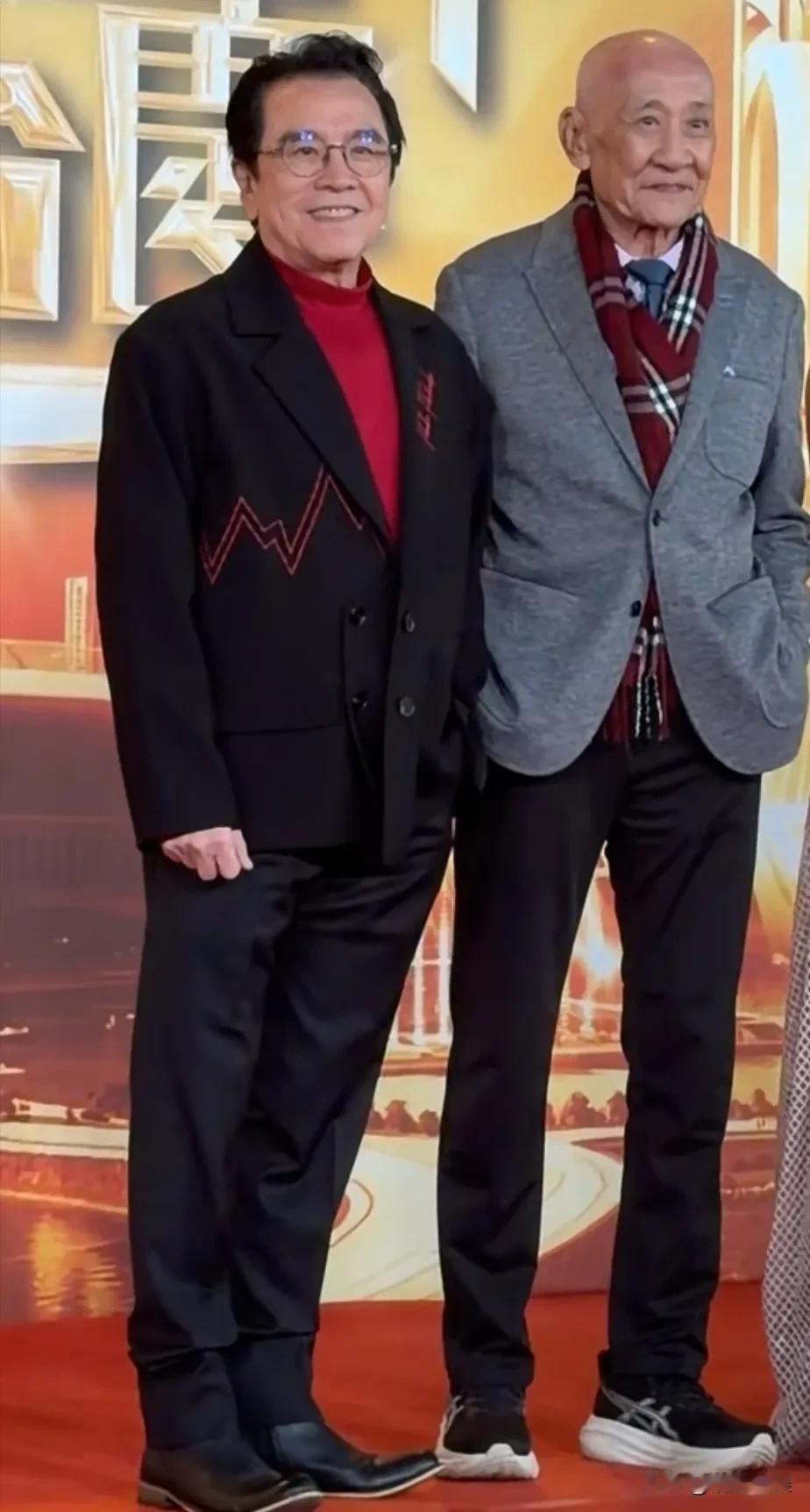 香港TVB台庆，老戏骨姜大卫和“鼎爷”李家鼎参加活动。今日的香港气温并不高，两