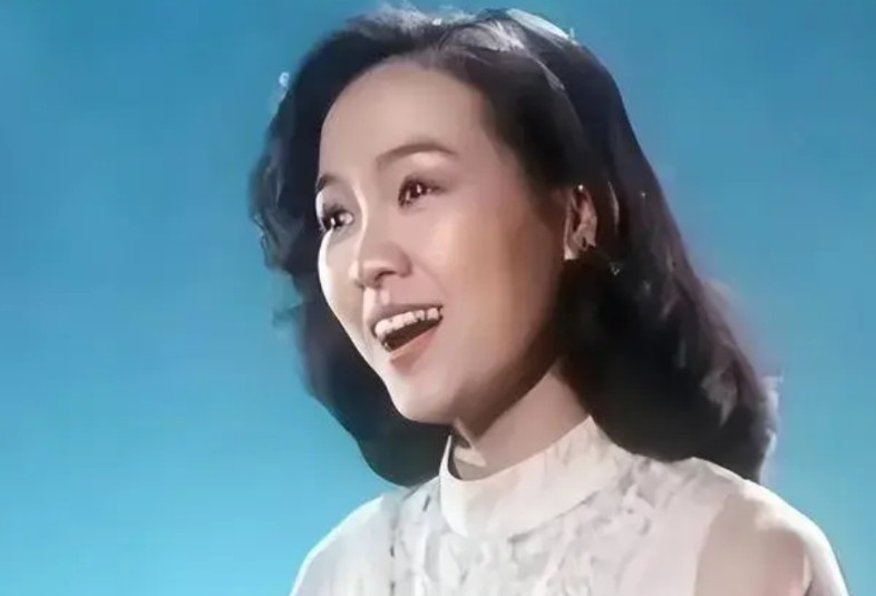 郑绪岚1957年出生于北京，她上面有两个哥哥，下面有一个妹妹。她是上世纪80年代