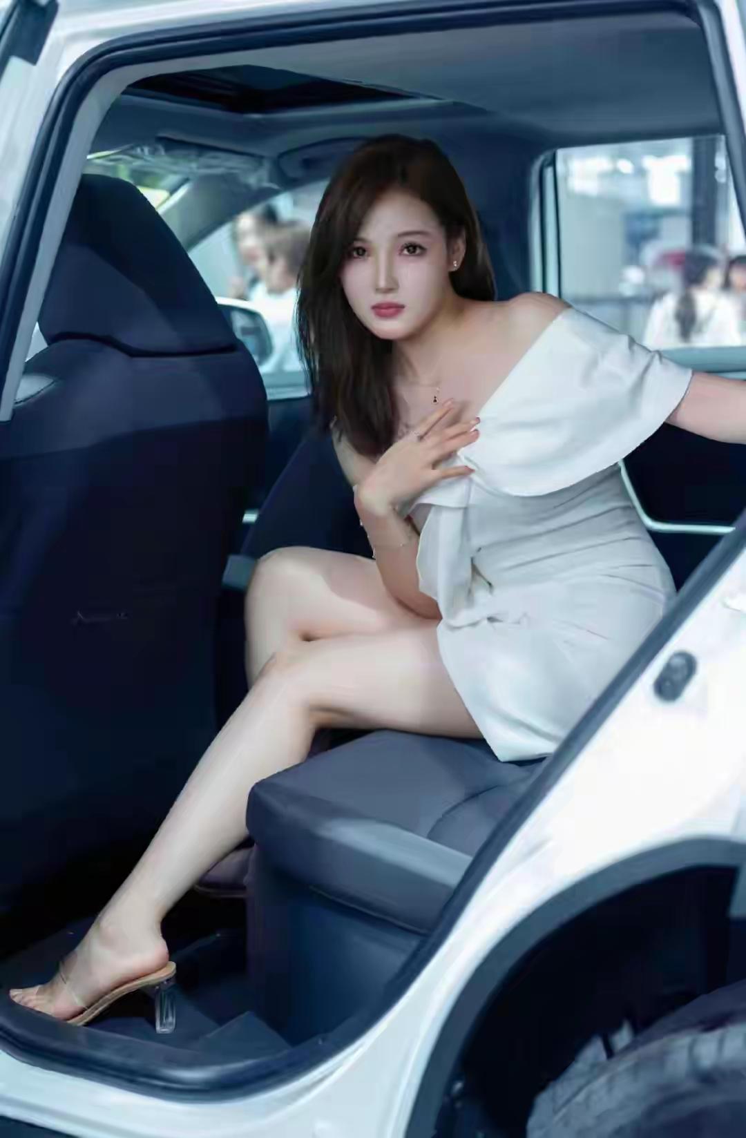 一位不太一样的车模！这位模特和我们想象的不太一样，我说得不一样在于看起来她并