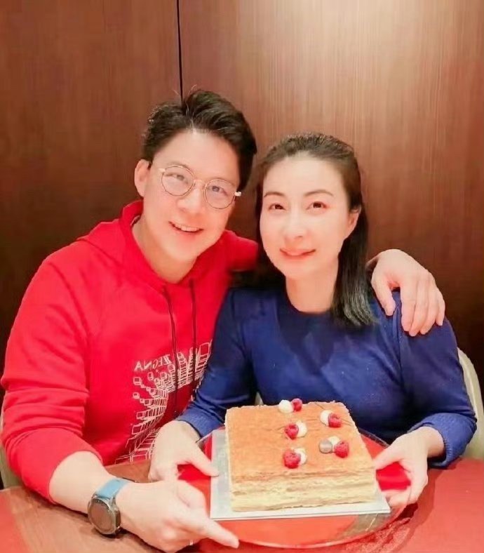 霍启刚郭晶晶三个孩子，老大像爷爷，老二像奶奶，老三像爸爸，基因太强大了​​​