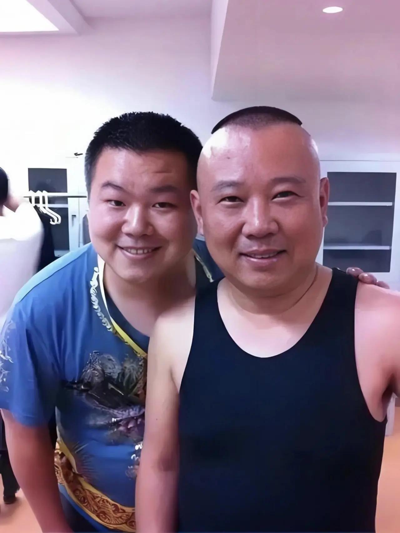 刷到一张岳云鹏和郭德纲的旧照有网友说他红全靠曹云金离开这话听着好像对，细品根